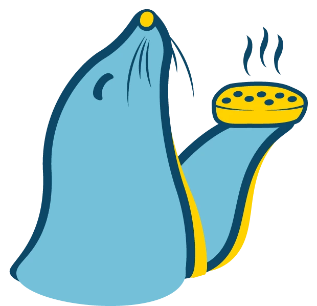 La foca con una focaccia humeante en la aleta